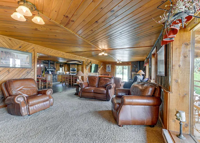Stunning Mountain Views: Spacious Cabin In Dubois!