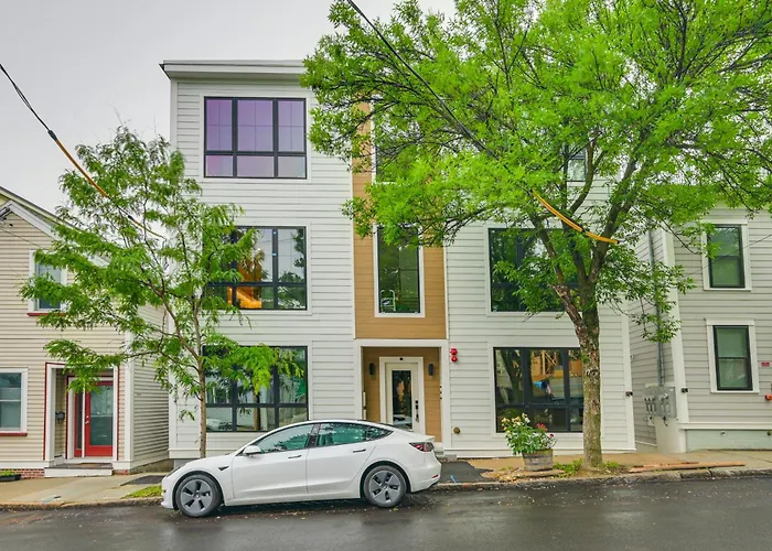 Near Biotechs & Mit: Cozy Condo W/ Fireplace