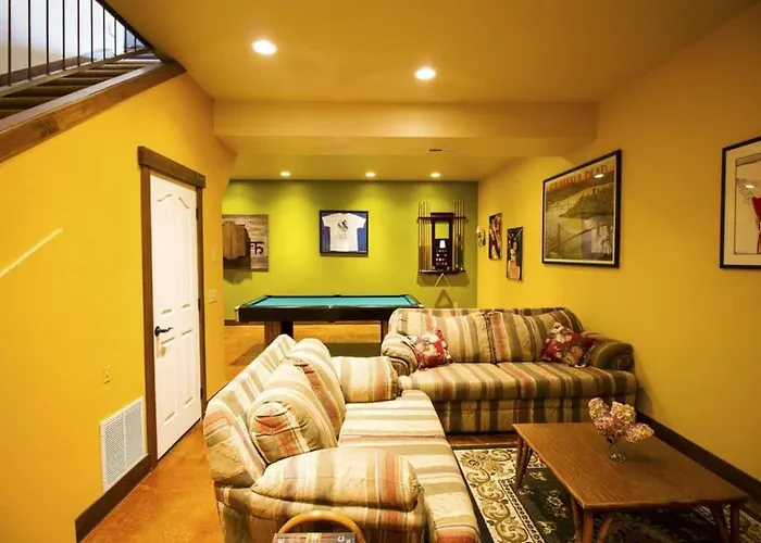 The Roost Lodge