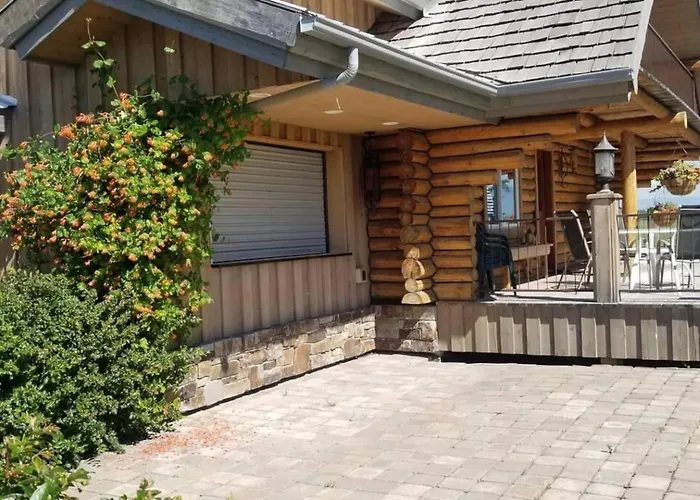 The Roost Lodge
