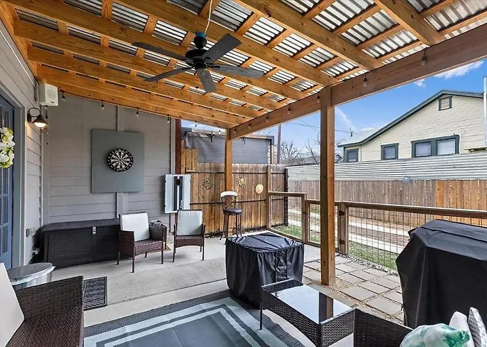 Spacious Townhouse Minutes From Downtown Sa.