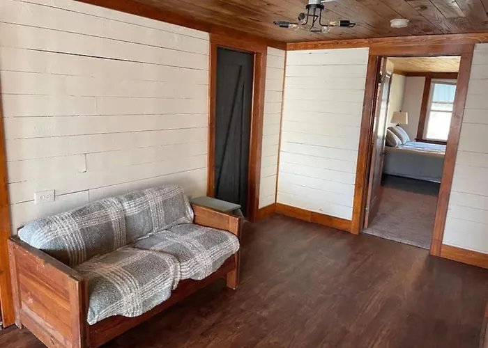 Charming Retreat 5 Min To Tims Ford Lake Sleeps 8