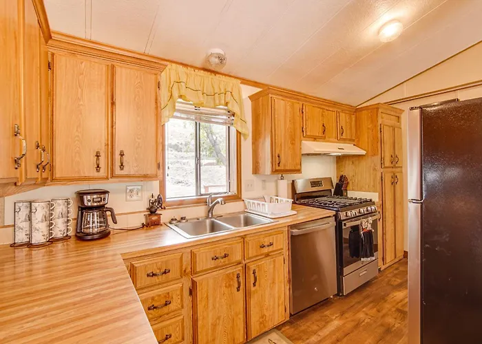 Creekside Cabin W/ Deck & Views In Panguitch!