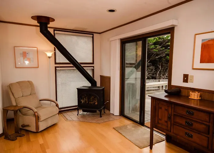 Oceanfront Pet Friendly Home With Hot Tub & Deck