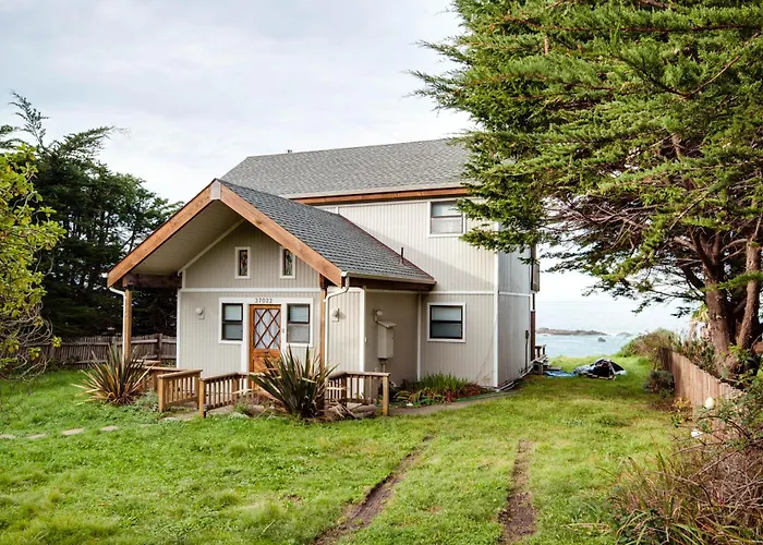 Oceanfront Pet Friendly Home With Hot Tub & Deck