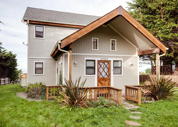 Oceanfront Pet Friendly Home With Hot Tub & Deck