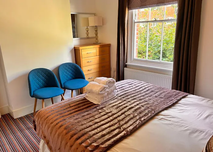Riverside Channel5: Sunny Canterbury Cottage with Free Parking
