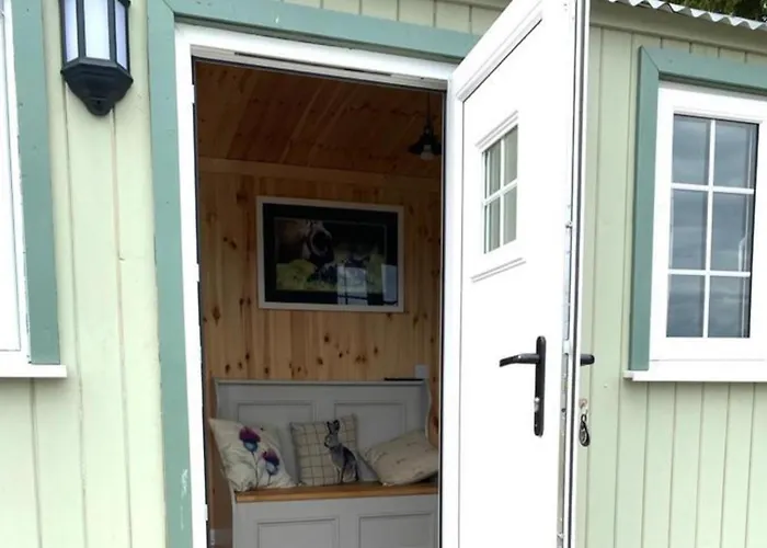 Woodhead Shepherds Hut - Sleeps 2 - Parking