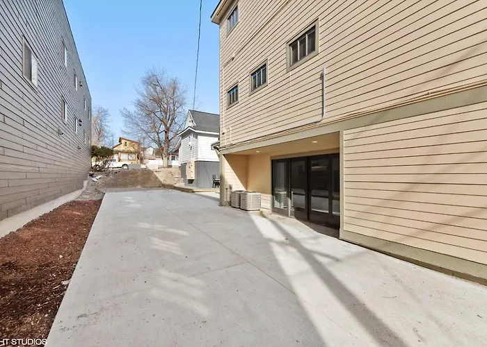 Best Location! Walkable30 Min To Gnp5 Min Lake