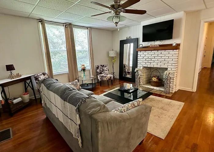 Thomaston Getaway Sleeps 10 Family Friendly Retreat Near Downtown Wedding Venues