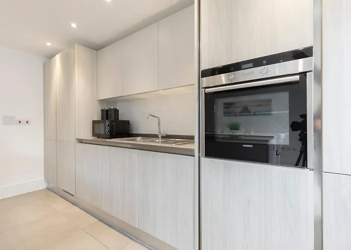 Modern & Spacious Home In Central Cheltenham