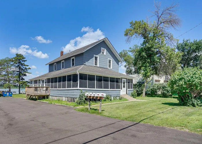 Lakefront Mound Getaway: Near Snowmobiling Trails!