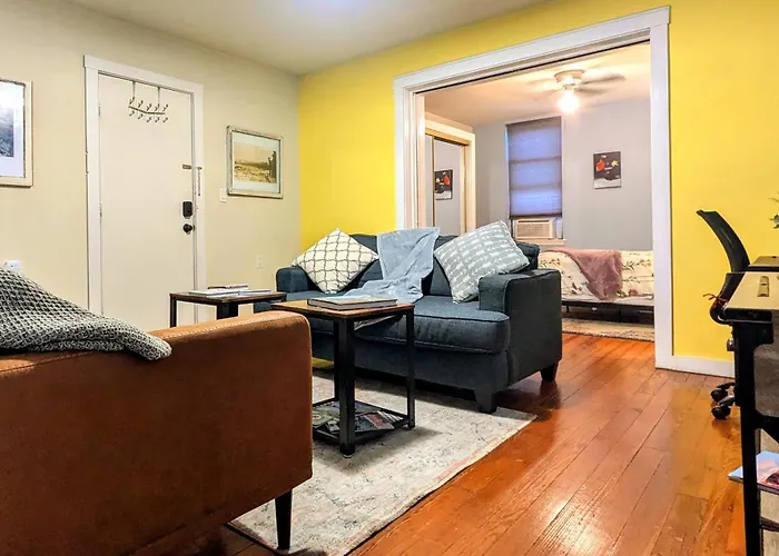 Relaxing Rustic Oasis, Unit A - 6 Minute Walk To Downtown! Pet-Friendly & Cyclists Welcome!