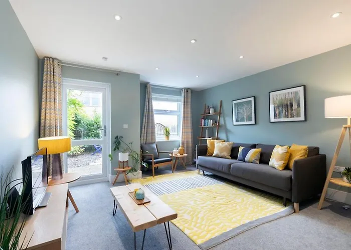 Peaceful & Spacious 2 Bed Home In Cheltenham