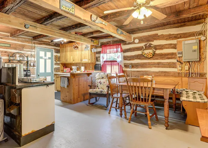 5 Mi To State Parks: Penfield Cabin W/ Fire Pit!