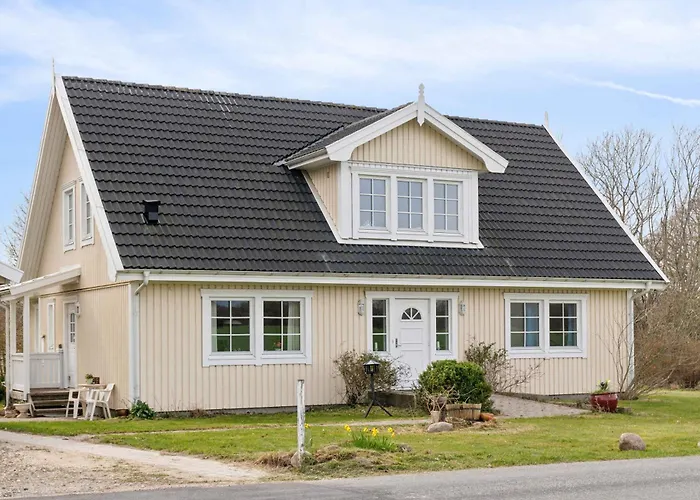 Spacious Villa In The Countryside Near The Beach