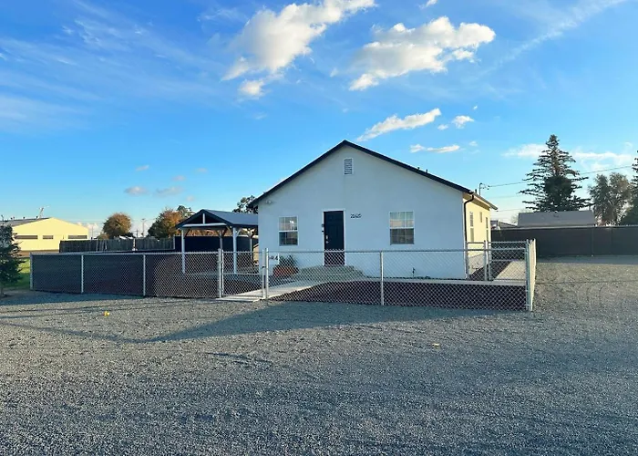 Sequoia Basecamp With Fenced Yard