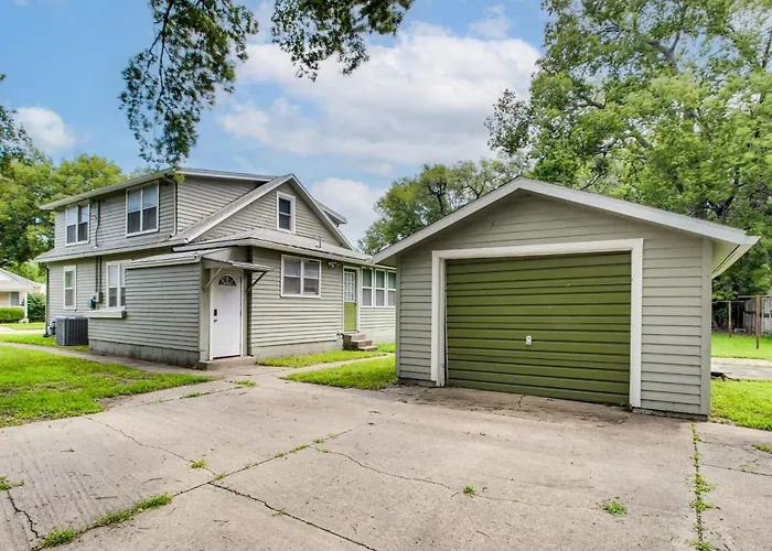 1 Mi To K-State Campus: Central Manhattan Home