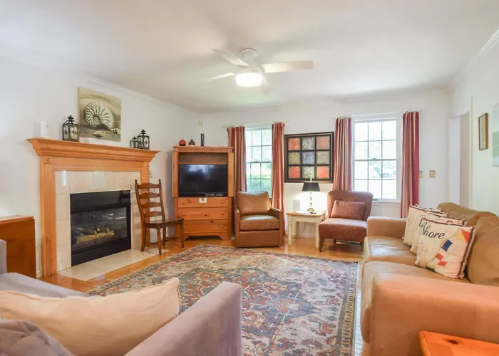 Home W Outdoor Spaces Near Long Pond