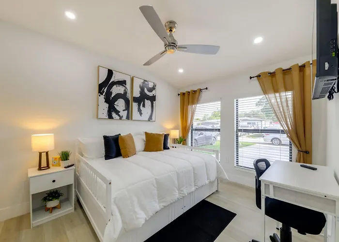 3 Mi To Hard Rock Stadium: Retreat W/ Private Yard