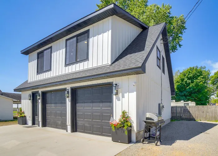 Heated Garage, Walk To Waterfront: Michigan Escape