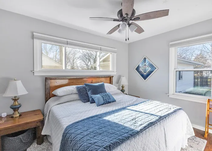 Frankenmuth Dawdy Haus With Hot Tub And Massage Chair 2 Blocks From Main Street