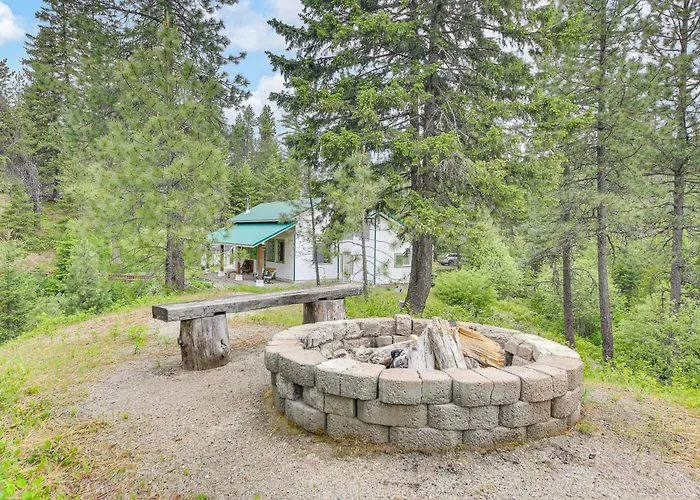 Rustic & Modern Home W/ Forest Views In Newport!