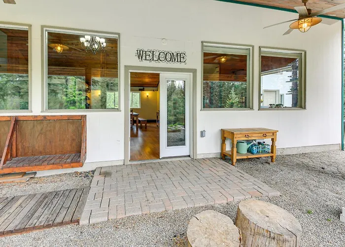 Rustic & Modern Home W/ Forest Views In Newport!