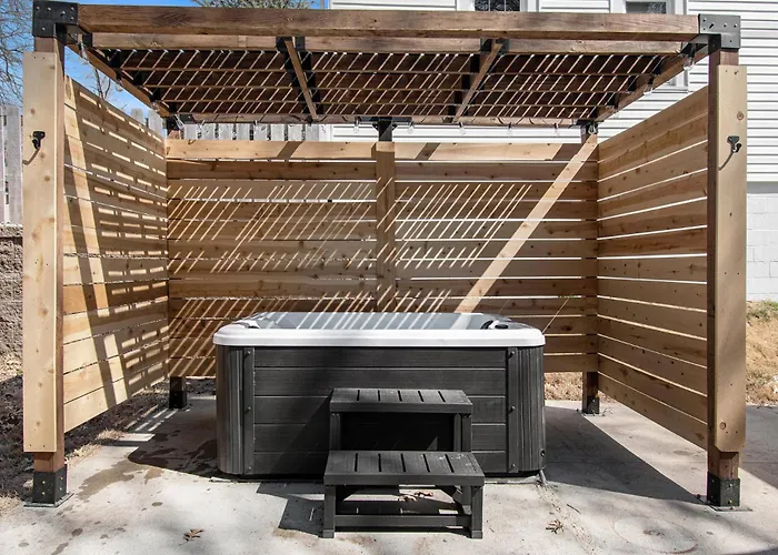 Modern Lux King Suite, Cozy Hot Tub & Central Omaha!