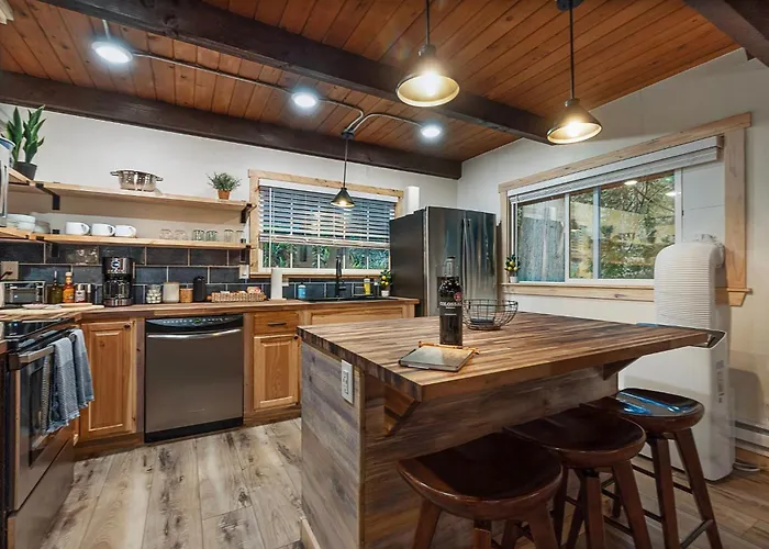 Bellingham A-Frame - Hot Tub - Fireplace - Firepit