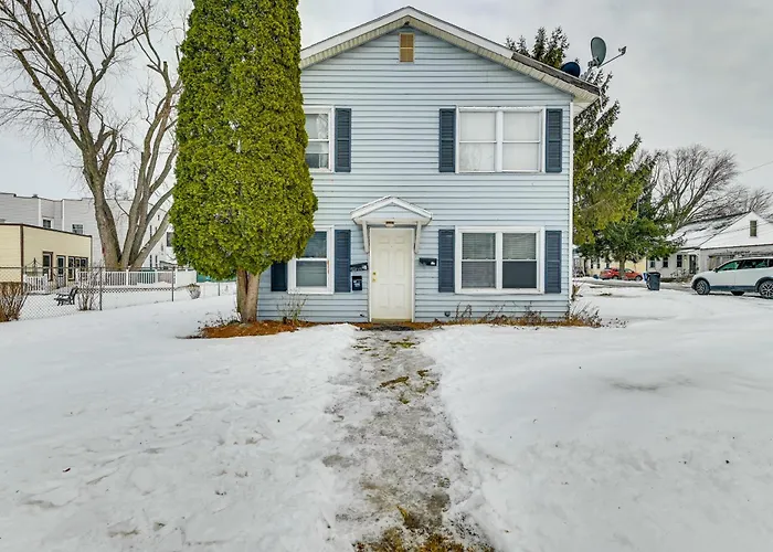 Near Hospitals: Home W/ Yard In Albany!