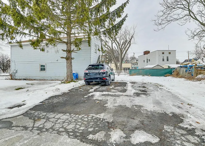 Near Hospitals: Home W/ Yard In Albany!