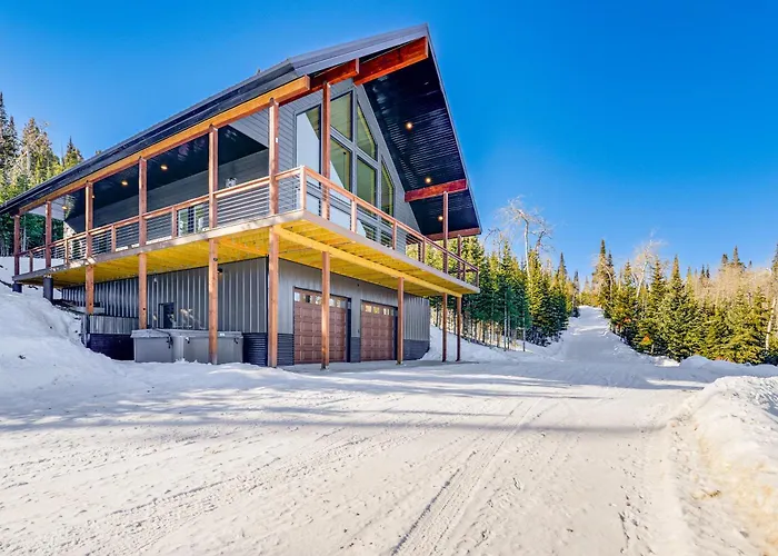 Views, Trails, Hot Tub & More: Luxe Wyoming Oasis