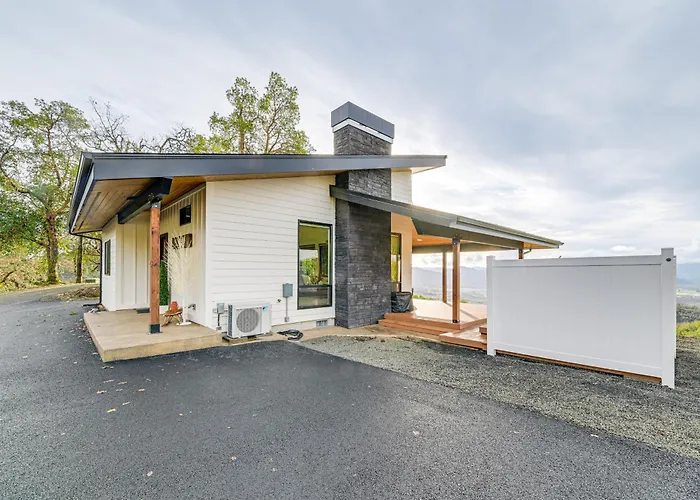 Dreamy Hilltop View: Roseburg Retreat W/ Hot Tub!
