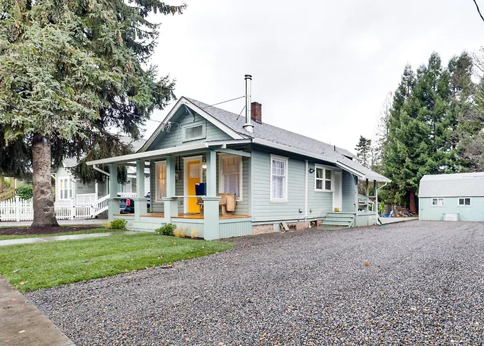 Walkable Location: Quaint Cottage In Forest Grove!