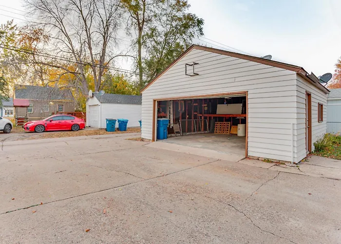 7 Mi To Downtown Minneapolis: Home W/ Fire Pit!