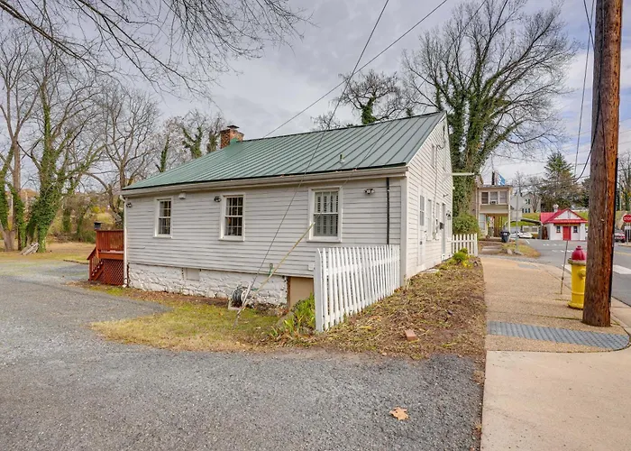 Walk To Beach: Historical Fredericksburg Home