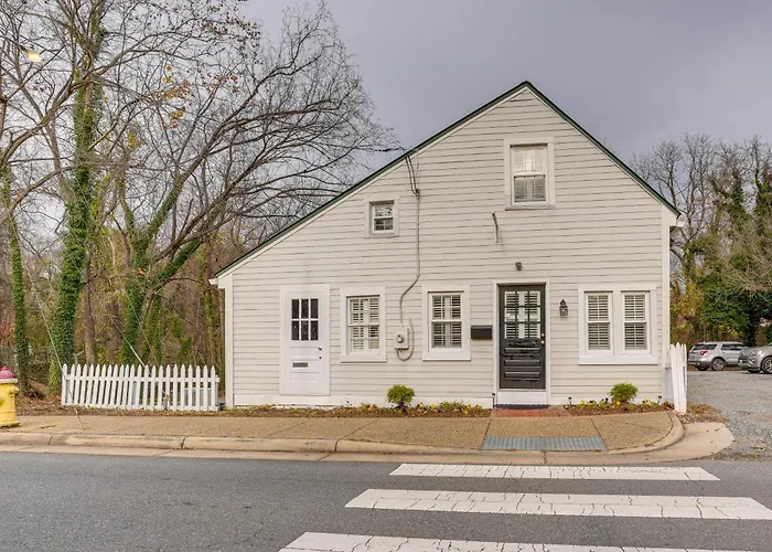 Walk To Beach: Historical Fredericksburg Home
