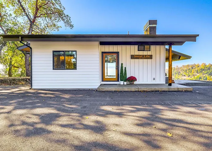 Dreamy Hilltop View: Roseburg Retreat W/ Hot Tub!