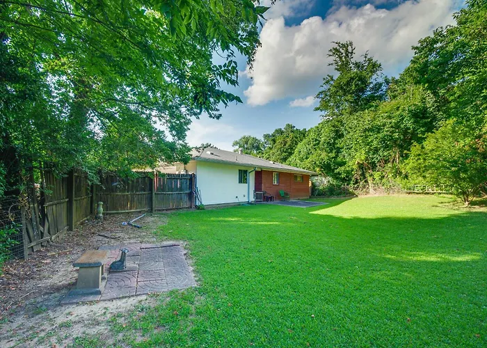 Inviting Vicksburg Home W/ Patio + Charcoal Grill!