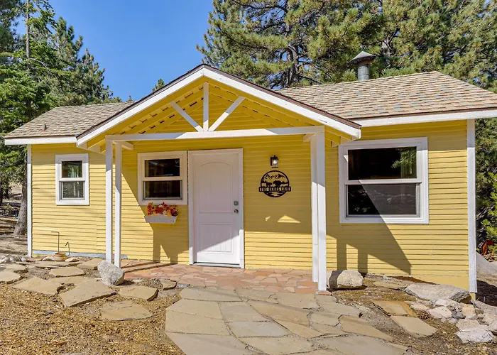 Walk To Water: Cozy Cabin In Green Valley Lake!