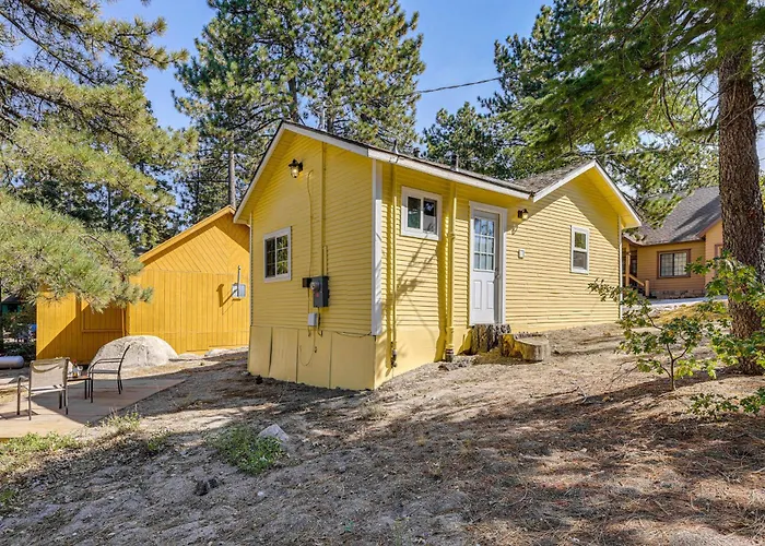 Walk To Water: Cozy Cabin In Green Valley Lake!