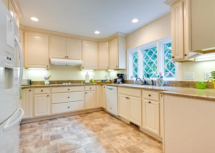 Charming Flushing Cottage W/ Deck + Spacious Yard!