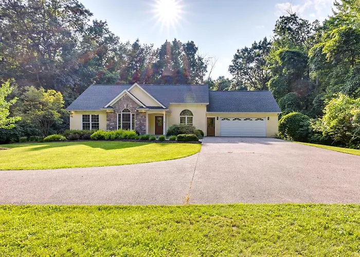 Charming Flushing Cottage W/ Deck + Spacious Yard!