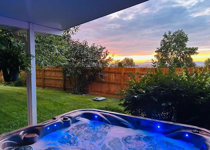 Walnut Street Retreat With Hot Tub, 3 Bedrooms