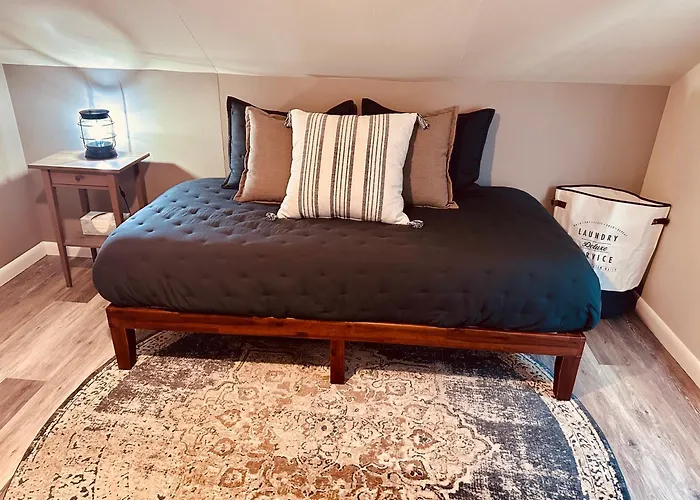Walnut Street Retreat With Hot Tub, 3 Bedrooms