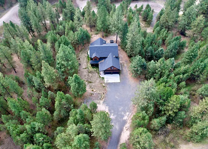 Camp 95 - Stunning Mountain Home - 4.5 Acres - Views - Hot Tub - Pet Friendly - Private