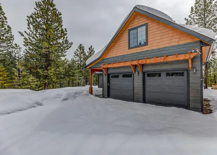 Camp 95 - Stunning Mountain Home - 4.5 Acres - Views - Hot Tub - Pet Friendly - Private