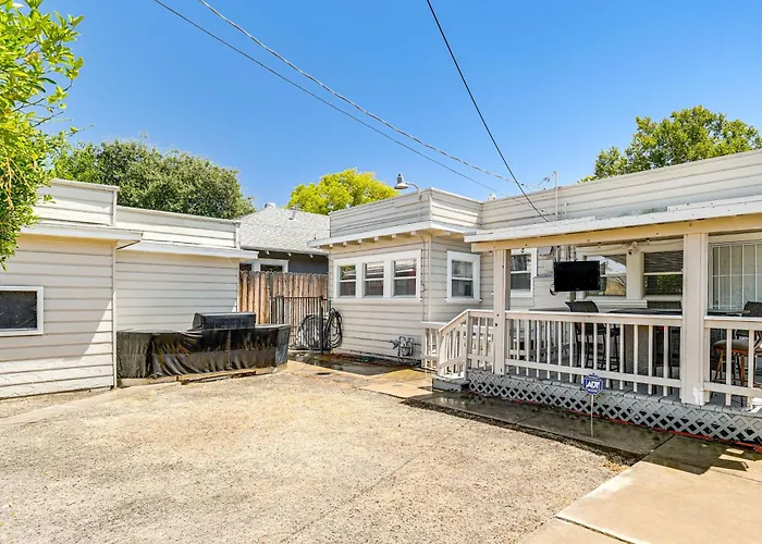 Miracle Mile Stay: Classic Stockton Home W/ Yard!