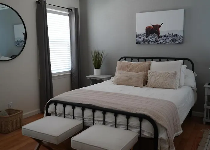 Cozy Chic Farmhouse! Perfect For Park Explorers!